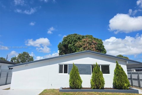 House in Hialeah, Florida 4 bedrooms, 129.78 sq.m. № 2033556 - photo 1