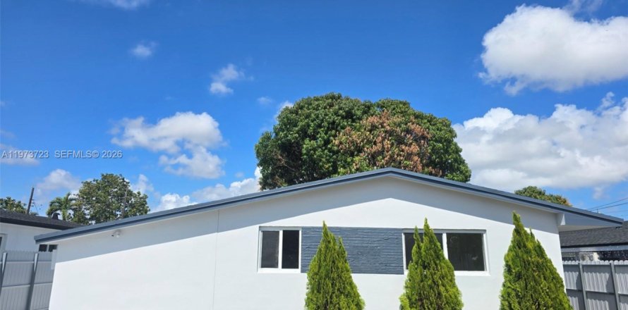House in Hialeah, Florida 4 bedrooms, 129.78 sq.m. № 2033556