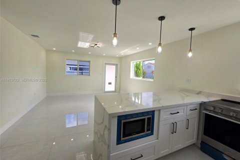 House in Hialeah, Florida 4 bedrooms, 129.78 sq.m. № 2033556 - photo 11