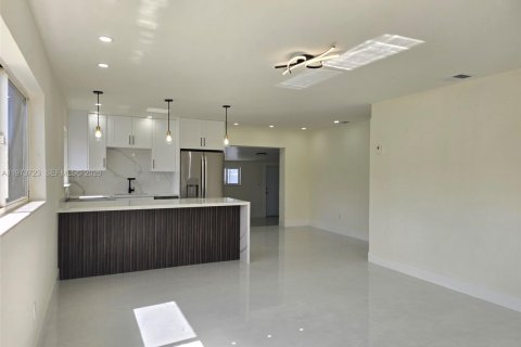 House in Hialeah, Florida 4 bedrooms, 129.78 sq.m. № 2033556 - photo 6
