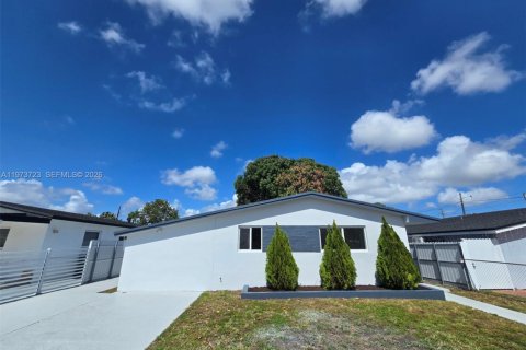 House in Hialeah, Florida 4 bedrooms, 129.78 sq.m. № 2033556 - photo 3
