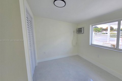 House in Hialeah, Florida 4 bedrooms, 129.78 sq.m. № 2033556 - photo 15