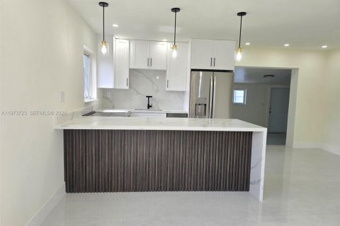 House in Hialeah, Florida 4 bedrooms, 129.78 sq.m. № 2033556 - photo 9