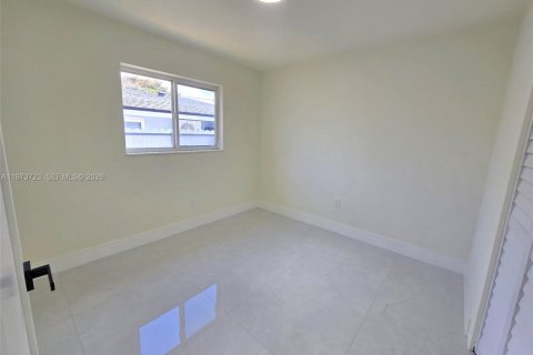 House in Hialeah, Florida 4 bedrooms, 129.78 sq.m. № 2033556 - photo 21