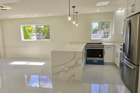 House in Hialeah, Florida 4 bedrooms, 129.78 sq.m. № 2033556 - photo 10