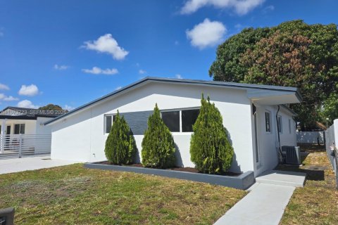 House in Hialeah, Florida 4 bedrooms, 129.78 sq.m. № 2033556 - photo 5