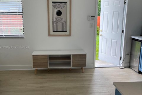 Casa en alquiler en Miami, Florida, 1 dormitorio, 74.32 m2 № 2054768 - foto 18