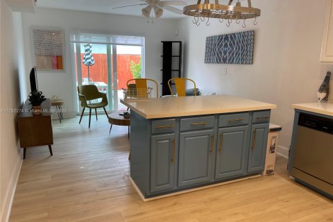 Casa en alquiler en Miami, Florida, 1 dormitorio, 74.32 m2 № 2054768 - foto 2