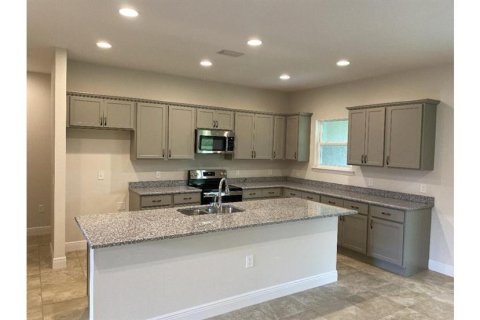House in North Port, Florida 4 bedrooms, 192.03 sq.m. № 2239832 - photo 2