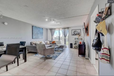 Condominio en venta en Lauderhill, Florida, 1 dormitorio, 77.39 m2 № 2048293 - foto 2