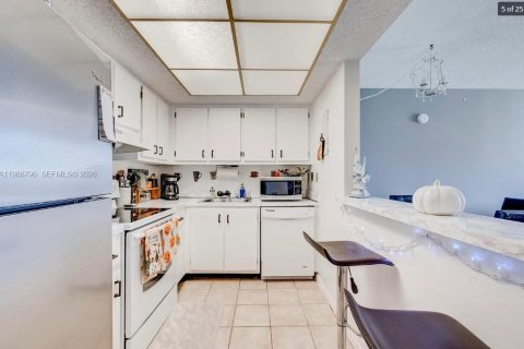 Condominio en venta en Lauderhill, Florida, 1 dormitorio, 77.39 m2 № 2048293 - foto 4