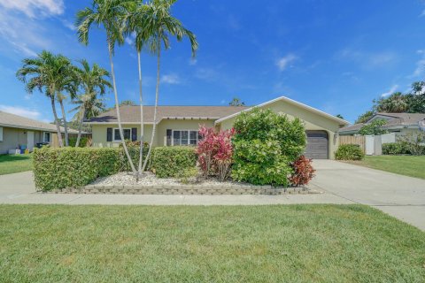 House in Boca Raton, Florida 3 bedrooms, 193.61 sq.m. № 1174426 - photo 1