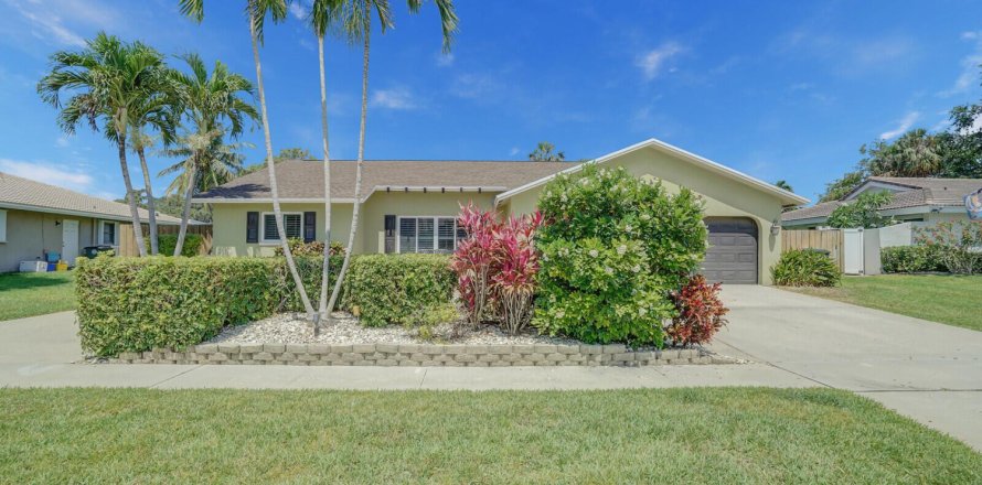 House in Boca Raton, Florida 3 bedrooms, 193.61 sq.m. № 1174426