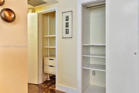 Condo in Miami Beach, Florida, 1 bedroom  № 2033762 - photo 29