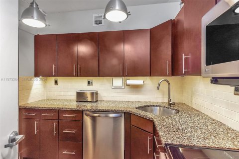 Condo in Miami Beach, Florida, 1 bedroom  № 2033762 - photo 8