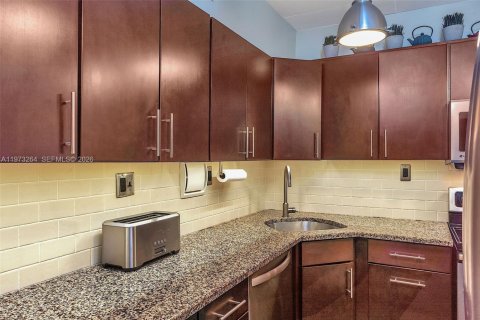 Condo in Miami Beach, Florida, 1 bedroom  № 2033762 - photo 5