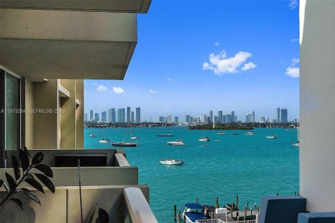 Condo in Miami Beach, Florida, 1 bedroom  № 2033762 - photo 2