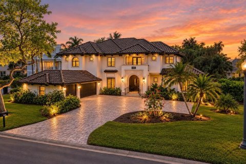 Villa ou maison à Saint Petersburg, Floride 6 chambres, 395.67 m2 № 2389422