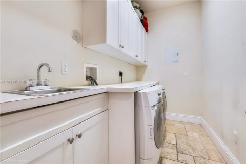 Villa ou maison à vendre à Miami, Floride: 4 chambres, 282.61 m2 № 1812231 - photo 14