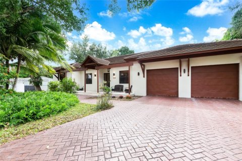 Villa ou maison à vendre à Miami, Floride: 4 chambres, 282.61 m2 № 1812231 - photo 1