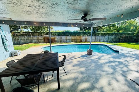 House in Davie, Florida 4 bedrooms, 228.17 sq.m. № 1809734 - photo 30