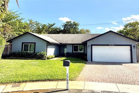 House in Davie, Florida 4 bedrooms, 228.17 sq.m. № 1809734 - photo 1