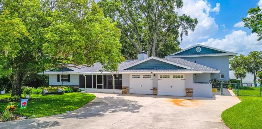 House in Winter Haven, Florida 5 bedrooms, 300.54 sq.m. № 2124340