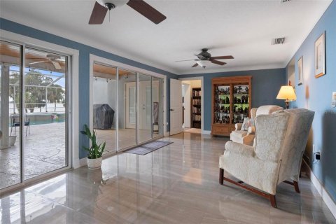 House in Winter Haven, Florida 5 bedrooms, 300.54 sq.m. № 2124340 - photo 14