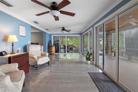 House in Winter Haven, Florida 5 bedrooms, 300.54 sq.m. № 2124340 - photo 11