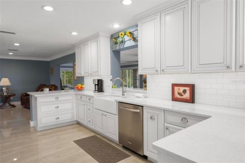 House in Winter Haven, Florida 5 bedrooms, 300.54 sq.m. № 2124340 - photo 17