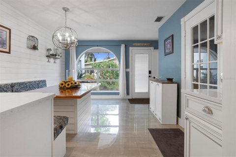 House in Winter Haven, Florida 5 bedrooms, 300.54 sq.m. № 2124340 - photo 20
