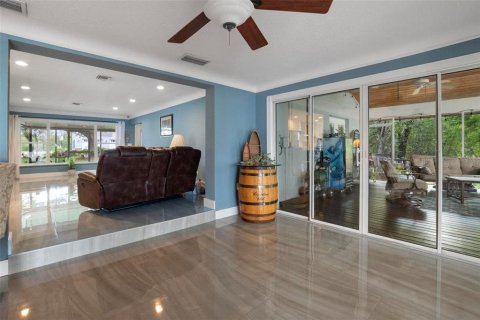 House in Winter Haven, Florida 5 bedrooms, 300.54 sq.m. № 2124340 - photo 15