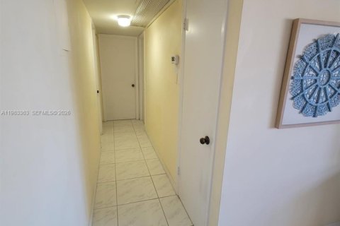 Condo in Hallandale Beach, Florida, 2 bedrooms  № 2244219 - photo 7