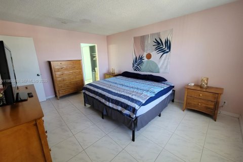 Condo in Hallandale Beach, Florida, 2 bedrooms  № 2244219 - photo 11