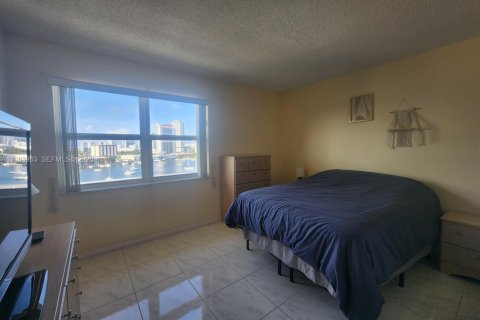 Condo in Hallandale Beach, Florida, 2 bedrooms  № 2244219 - photo 16