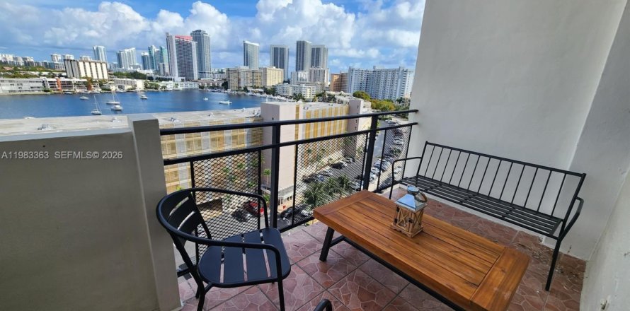 Condo in Hallandale Beach, Florida, 2 bedrooms  № 2244219