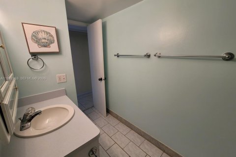 Condo in Hallandale Beach, Florida, 2 bedrooms  № 2244219 - photo 21