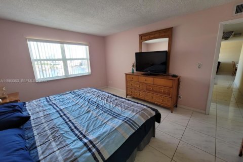 Condo in Hallandale Beach, Florida, 2 bedrooms  № 2244219 - photo 12
