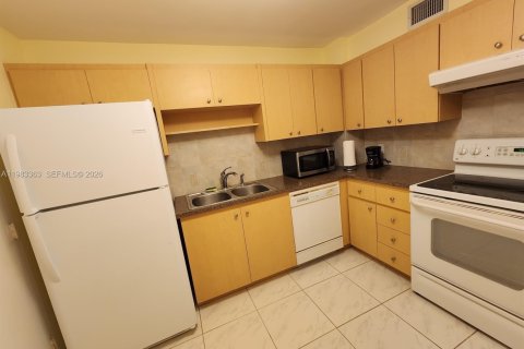 Condo in Hallandale Beach, Florida, 2 bedrooms  № 2244219 - photo 22