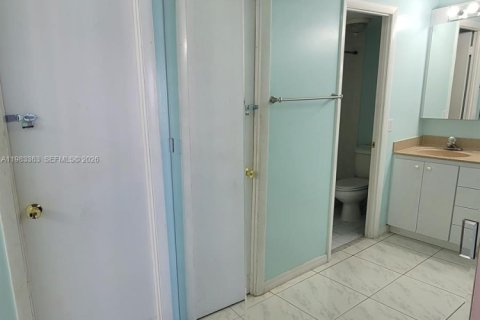 Condo in Hallandale Beach, Florida, 2 bedrooms  № 2244219 - photo 15