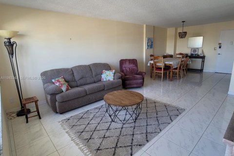 Condo in Hallandale Beach, Florida, 2 bedrooms  № 2244219 - photo 5