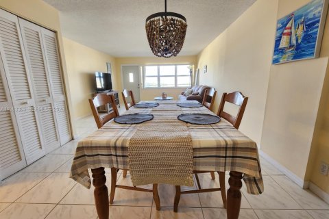 Condo in Hallandale Beach, Florida, 2 bedrooms  № 2244219 - photo 2