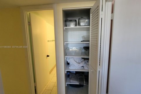 Condo in Hallandale Beach, Florida, 2 bedrooms  № 2244219 - photo 9
