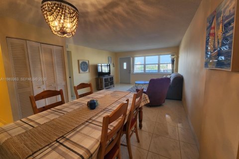 Condo in Hallandale Beach, Florida, 2 bedrooms  № 2244219 - photo 4
