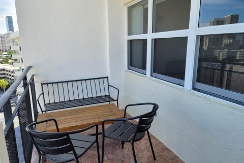 Condo in Hallandale Beach, Florida, 2 bedrooms  № 2244219 - photo 27