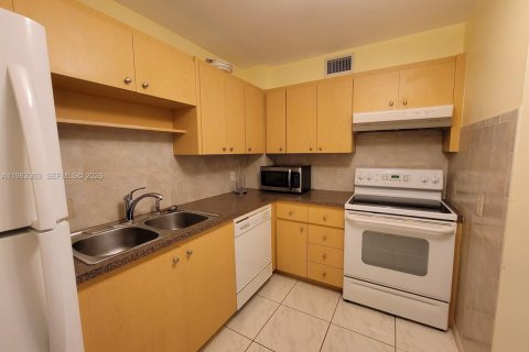 Condo in Hallandale Beach, Florida, 2 bedrooms  № 2244219 - photo 23