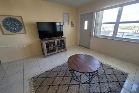 Condo in Hallandale Beach, Florida, 2 bedrooms  № 2244219 - photo 6