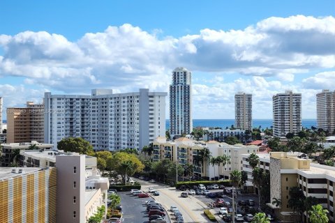 Condo in Hallandale Beach, Florida, 2 bedrooms  № 2244219 - photo 30