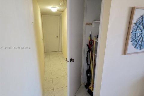 Condo in Hallandale Beach, Florida, 2 bedrooms  № 2244219 - photo 8