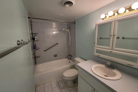 Condo in Hallandale Beach, Florida, 2 bedrooms  № 2244219 - photo 19